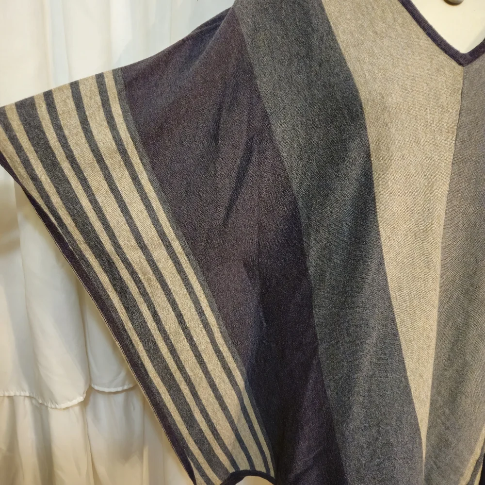 Cabi Gray and Cream Sweater - Picture 4 of 5